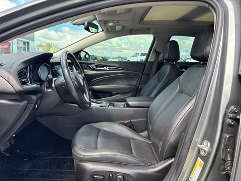 Used 2018 Buick Regal Essence w/ Sights and Sounds Package AWD/4WD image 4