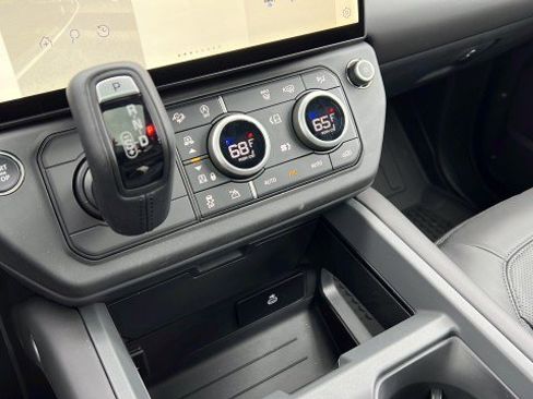 New 2026 Land Rover Defender 110 X-Dynamic SE image 25