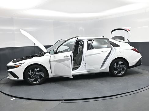 Certified 2025 Hyundai Elantra Sport image 20