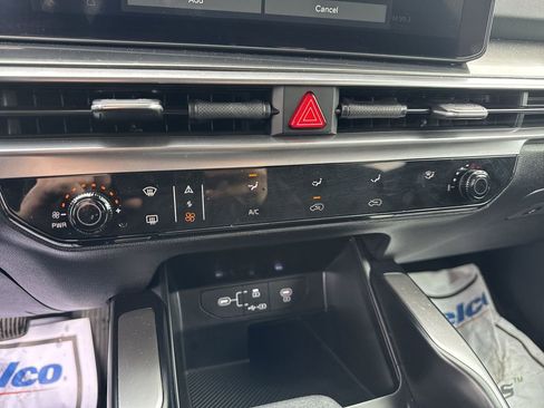 Used 2025 Kia Sorento LX image 19
