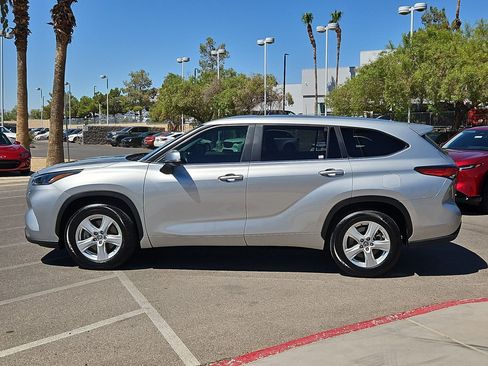Used 2023 Toyota Highlander LE FWD image 2