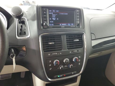 Used 2018 Dodge Grand Caravan SE w/ UConnect Hands-Free Group FWD image 17
