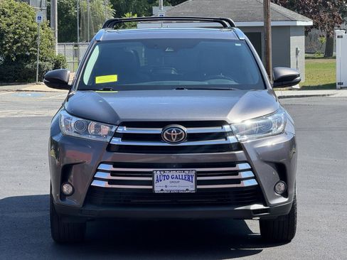 Used 2017 Toyota Highlander AWD V6 image 2