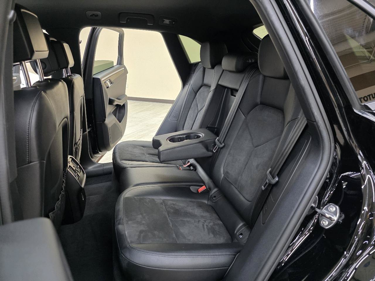 Used 2018 Porsche Macan AWD/4WD image 25