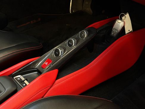 Used 2021 Ferrari F8 Tributo RWD image 16