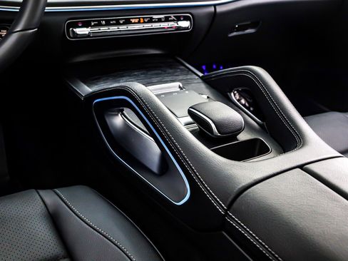 Certified 2025 Mercedes-Benz GLE 450 4MATIC image 8