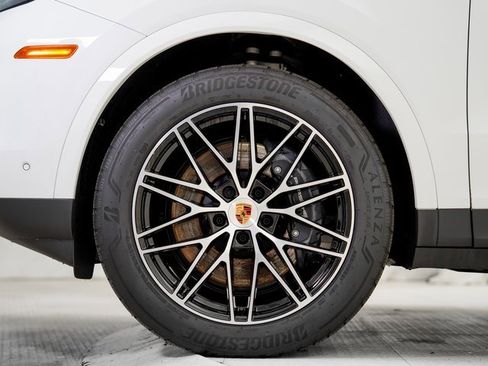 Used 2025 Porsche Cayenne image 29