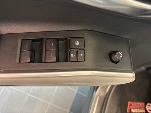 Used 2024 Toyota Highlander XLE AWD/4WD image 39