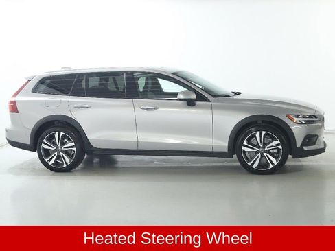 Used 2025 Volvo V60 B5 Cross Country Plus image 12
