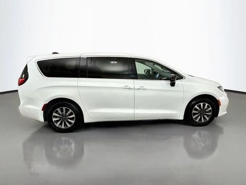 Used 2024 Chrysler Pacifica Limited FWD image 8