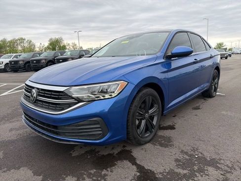 Used 2024 Volkswagen Jetta SE image 2