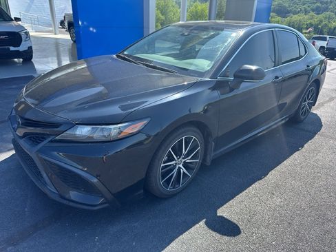 Used 2021 Toyota Camry SE w/ Cold Weather Package FWD image 3