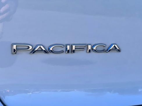 Used 2024 Chrysler Pacifica Touring-L FWD image 2