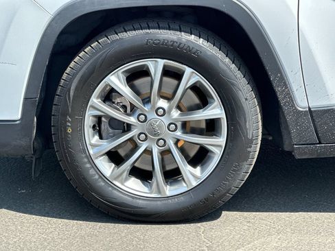 Used 2019 Jeep Cherokee Latitude Plus FWD image 24