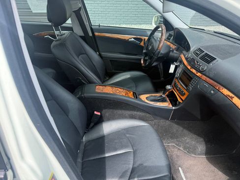Used 2009 Mercedes-Benz E 350 4MATIC Sedan image 10