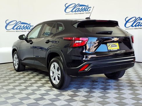 Used 2025 Chevrolet Trax LS image 2