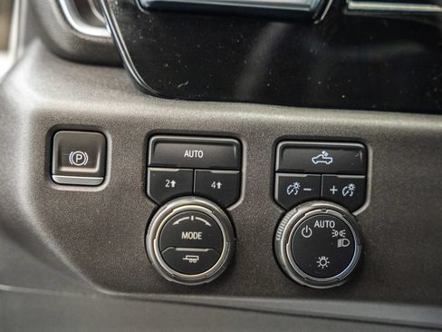 Used 2022 Chevrolet Silverado 1500 LT AWD/4WD image 41