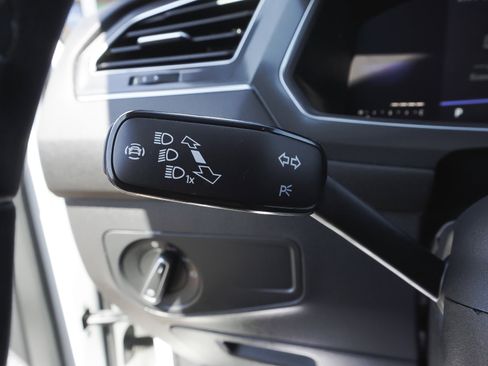 Used 2022 Volkswagen Tiguan SE w/ Panoramic Sunroof Package AWD/4WD image 21