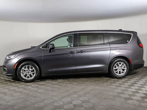 Used 2023 Chrysler Pacifica Touring-L FWD image 19