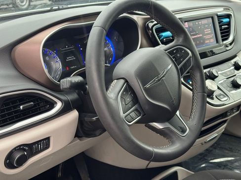 Used 2022 Chrysler Voyager LX FWD image 26