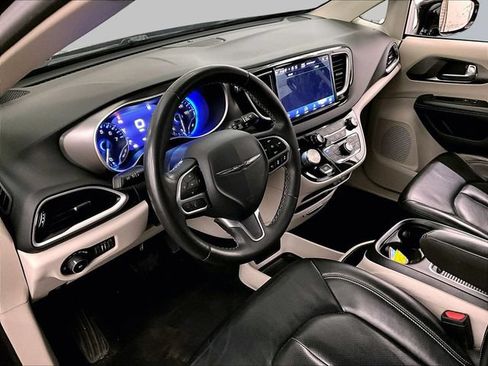 Used 2022 Chrysler Pacifica Touring-L FWD image 12