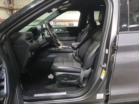 Used 2025 Ford Explorer ST-Line w/ ST-Line Street Pack AWD/4WD image 5