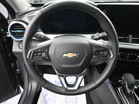 Used 2025 Chevrolet Trax LT w/ Sunroof Package image 10