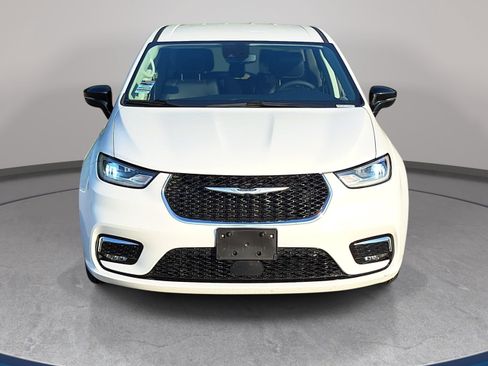 Used 2024 Chrysler Pacifica Limited FWD image 2