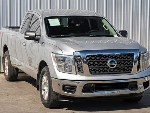 Used 2018 Nissan Titan SV w/ SV Convenience Package image 40