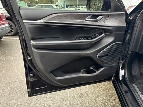 Used 2023 Jeep Grand Cherokee Overland w/ Luxury Tech Group IV image 15