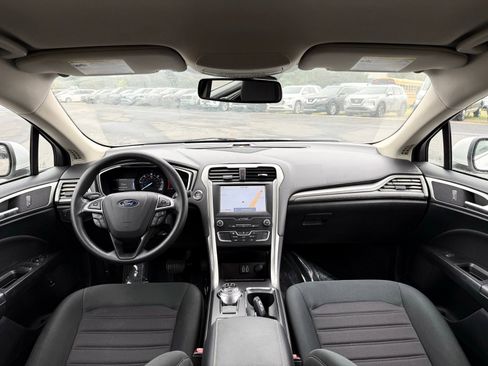 Used 2019 Ford Fusion SE FWD image 2