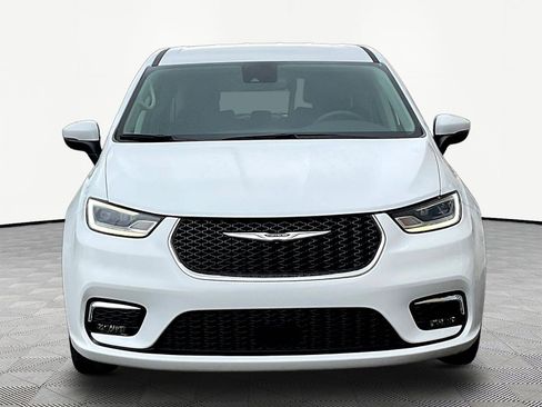 Used 2023 Chrysler Pacifica Touring-L FWD image 2