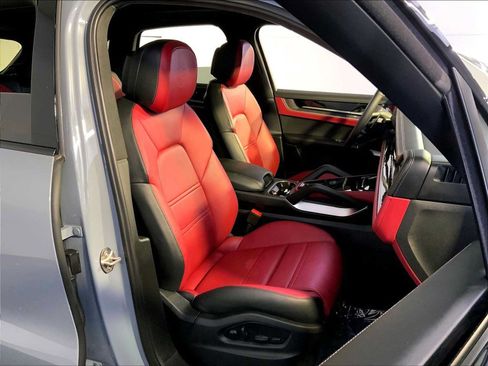 Certified 2025 Porsche Cayenne Turbo AWD/4WD image 18