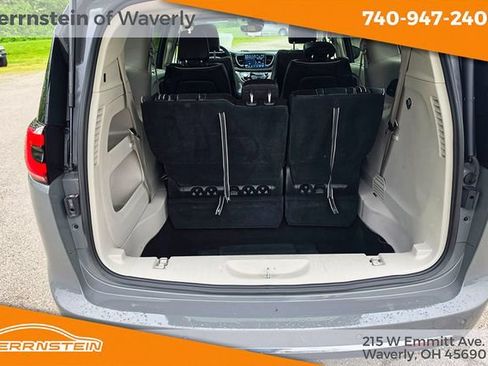 Used 2023 Chrysler Pacifica Limited FWD image 28