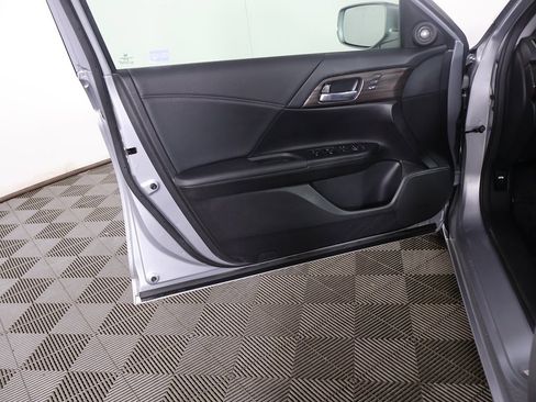 Used 2017 Honda Accord EX-L image 17