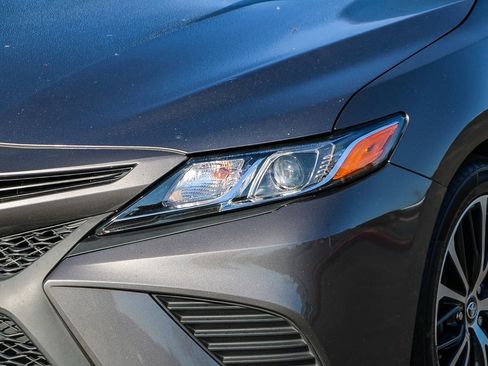 Used 2020 Toyota Camry SE w/ Sunroof Package image 8