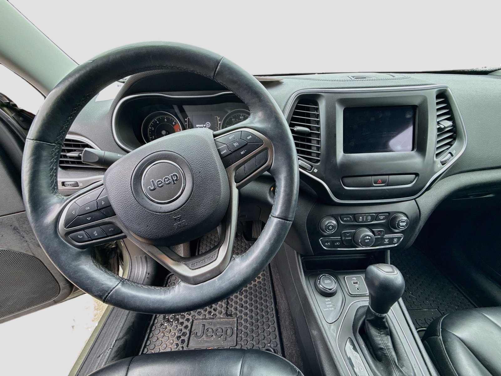 Used 2019 Jeep Cherokee Latitude Plus w/ Cold Weather Group AWD/4WD image 11