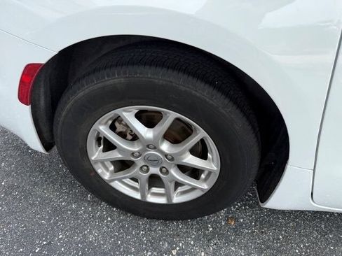 Used 2024 Chrysler Pacifica Touring-L FWD image 10