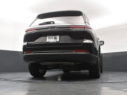 Used 2023 Jeep Grand Cherokee Altitude AWD/4WD image 17