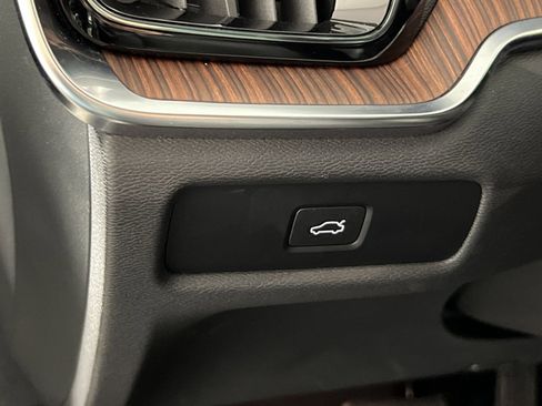 Used 2024 Volvo V60 B5 Cross Country Plus w/ Protection Package Premier image 31