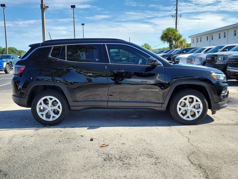 Used 2024 Jeep Compass Latitude AWD/4WD image 8