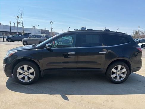 Used 2017 Chevrolet Traverse LT w/ Style and Technology Package image 4