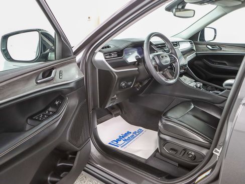 Used 2023 Jeep Grand Cherokee L Limited AWD/4WD image 3