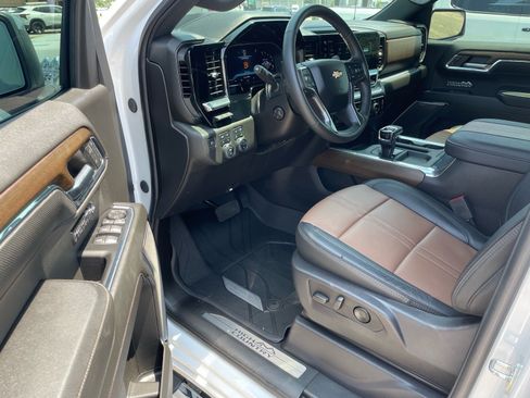 Used 2024 Chevrolet Silverado 1500 High Country w/ High Country Premium Package AWD/4WD image 4