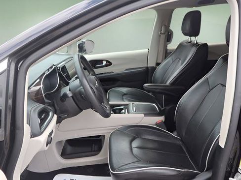 Used 2023 Chrysler Pacifica Limited FWD image 23