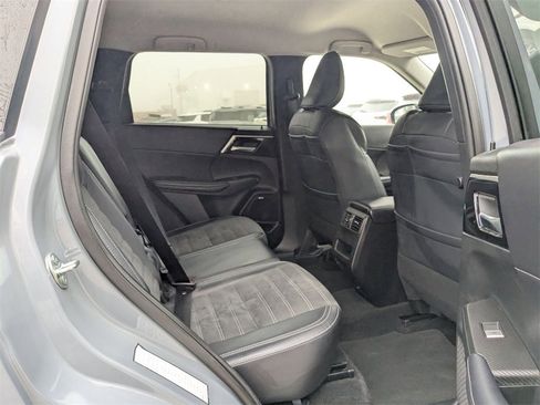 Used 2025 Mitsubishi Outlander SE image 31