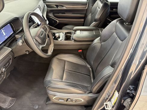 Used 2024 Jeep Wagoneer L Series II RWD image 5