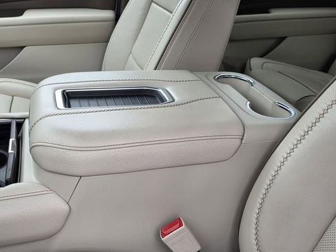 Used 2021 GMC Yukon XL Denali w/ Denali Premium Package image 10