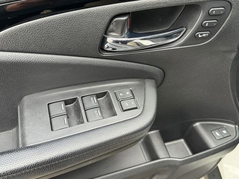 Used 2017 Honda Pilot Touring image 11