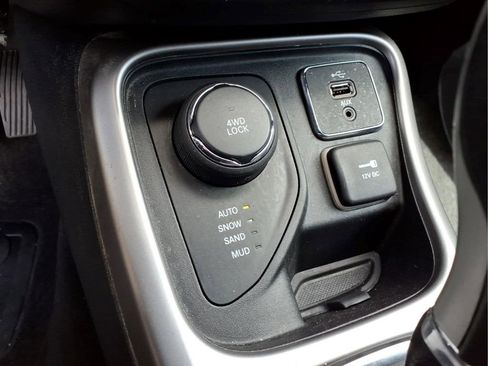 Used 2018 Jeep Compass Latitude w/ Popular Equipment Group AWD/4WD image 12